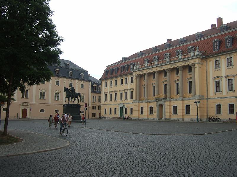 2009-08- (298).JPG - Das Fürstenhaus mit Reiterstandbild von Carl August von Donndorf